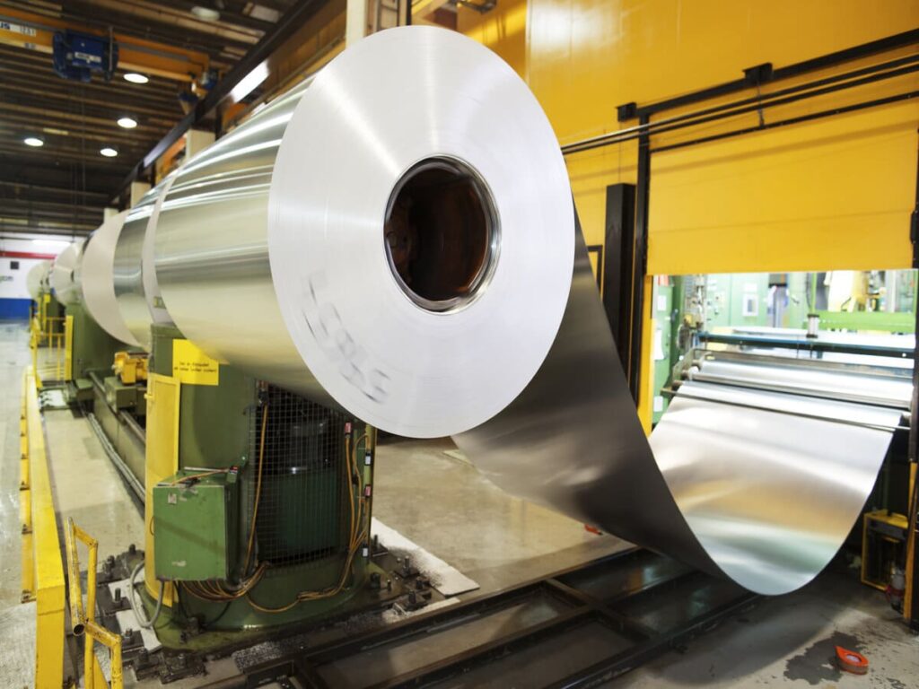 Вальцовка металла aluminum metal rolled up in factory